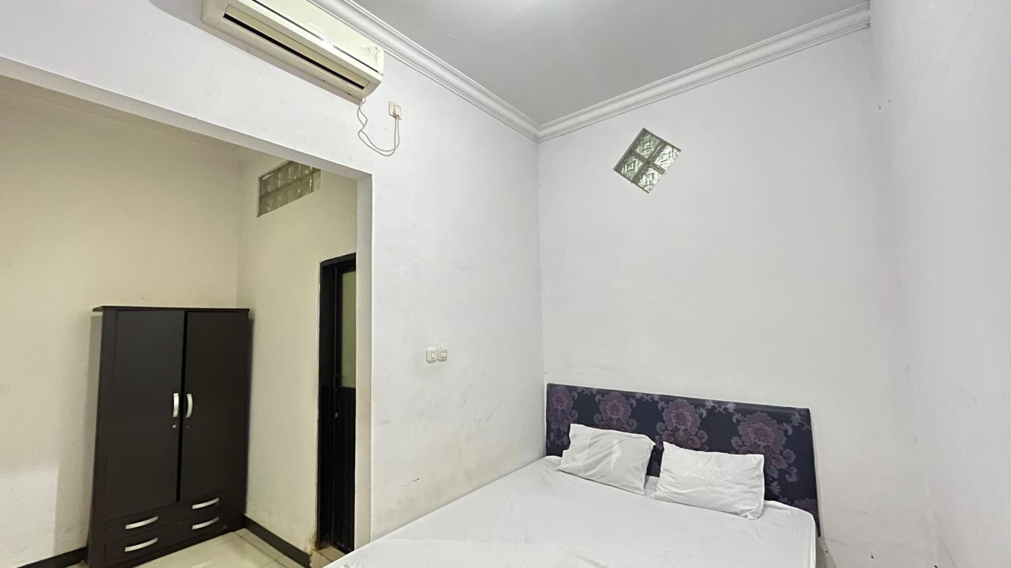 Oyo 92100 Kost Biru Hotel Makassar Exterior photo