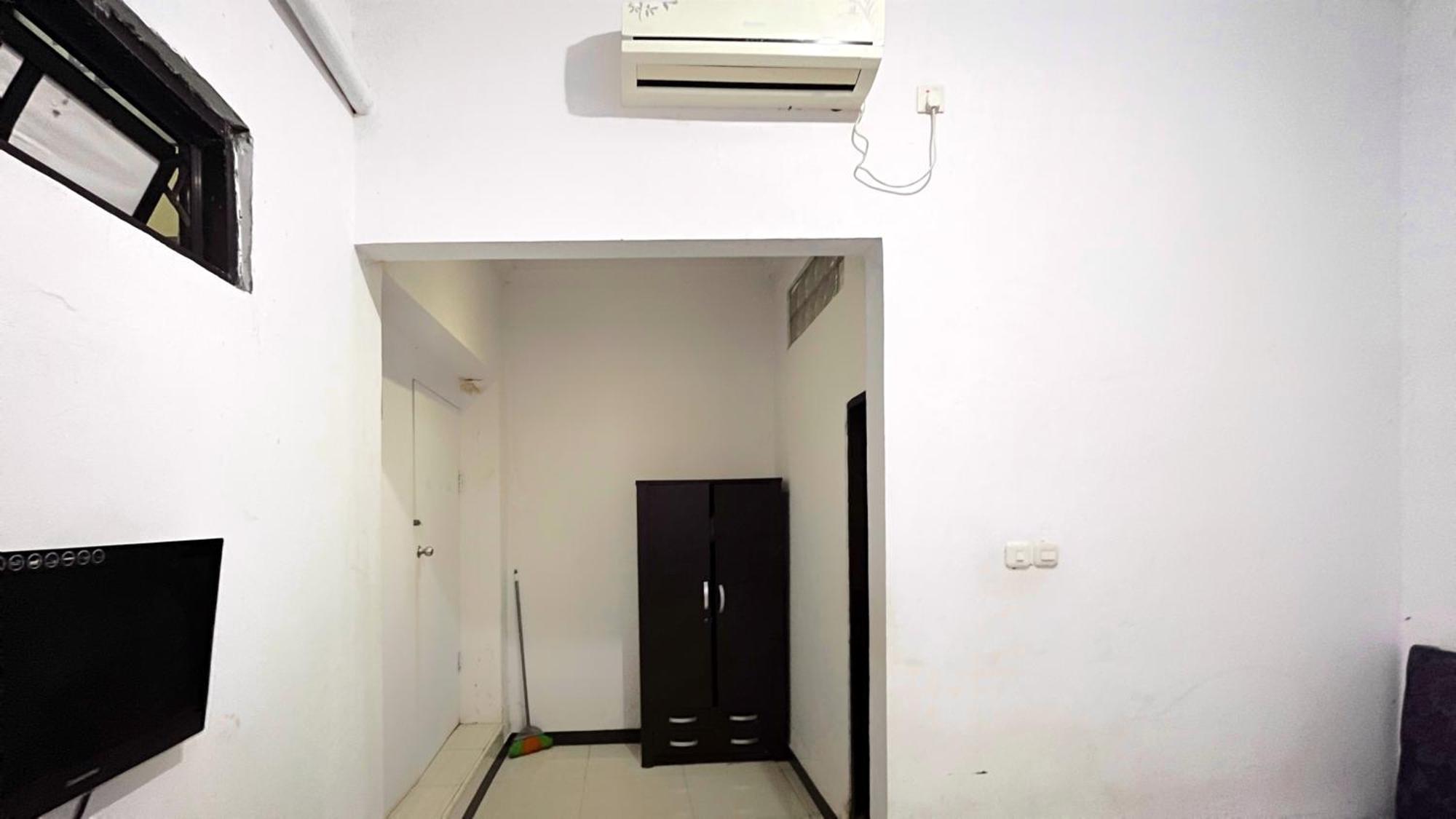 Oyo 92100 Kost Biru Hotel Makassar Exterior photo